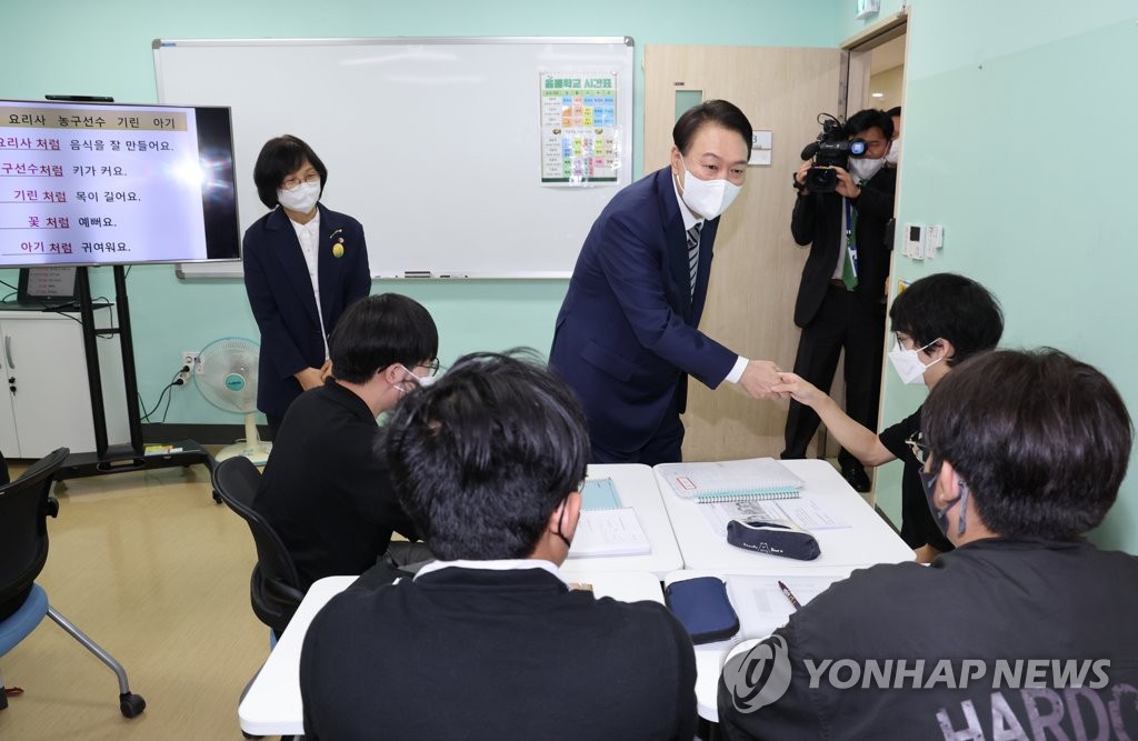 학생들과 인사하는 윤석열 대통령