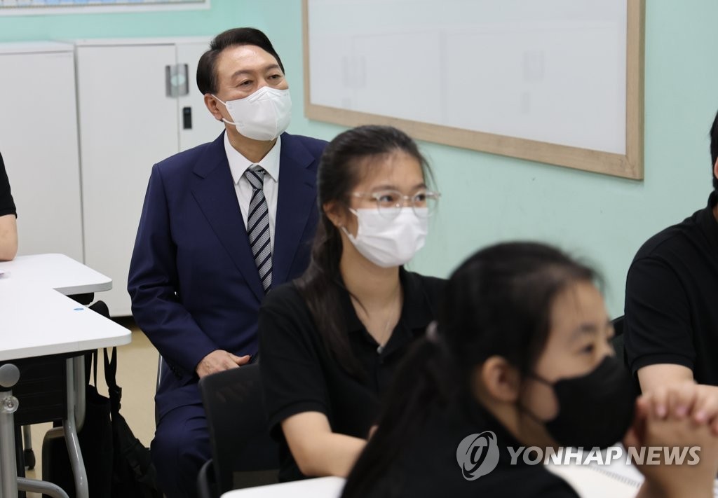 움틈학교  국어수업 참관하는 윤석열 대통령