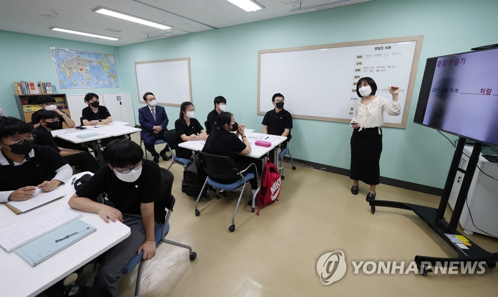 움틈학교  국어수업 참관하는 윤석열 대통령