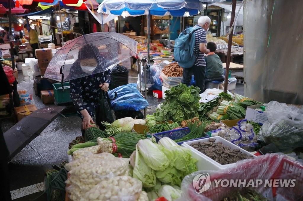 금값된 야채 꼼꼼하게 고르는 시민