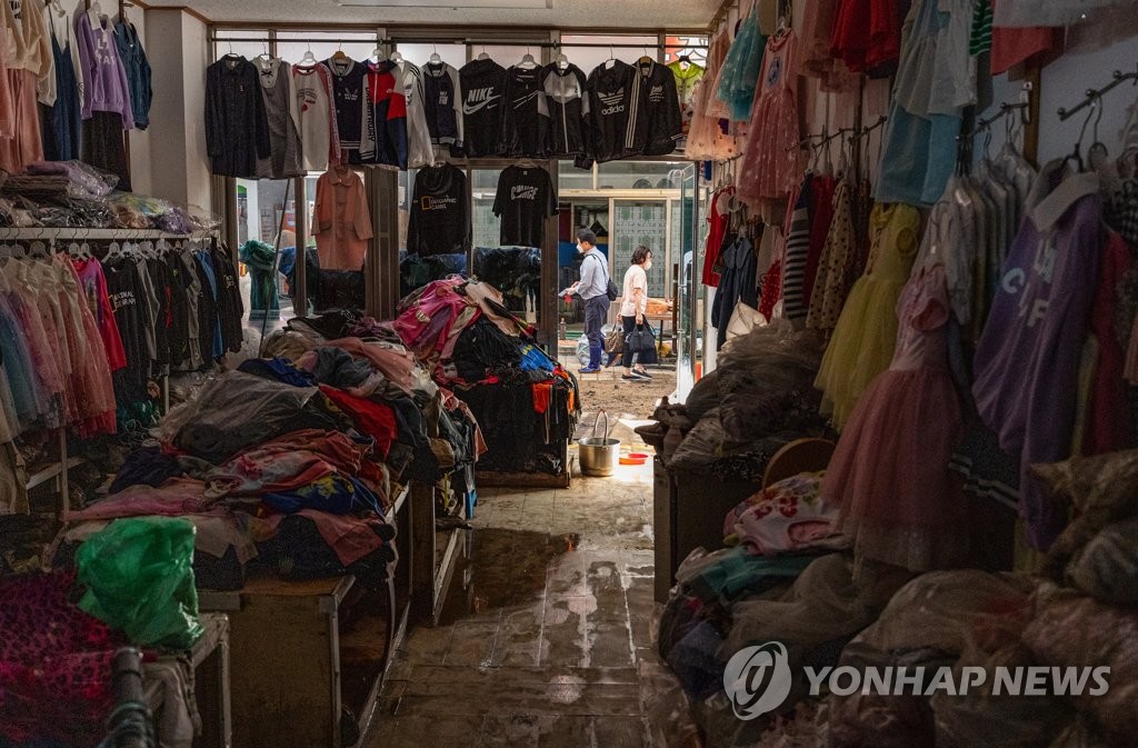 추석 맞이해 물건 가득채운 옷집은 절망
