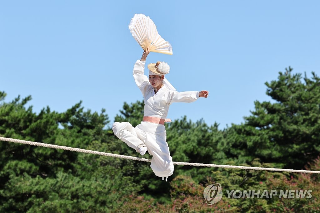 추석 연휴 첫날, 신명 나는 우리 놀이