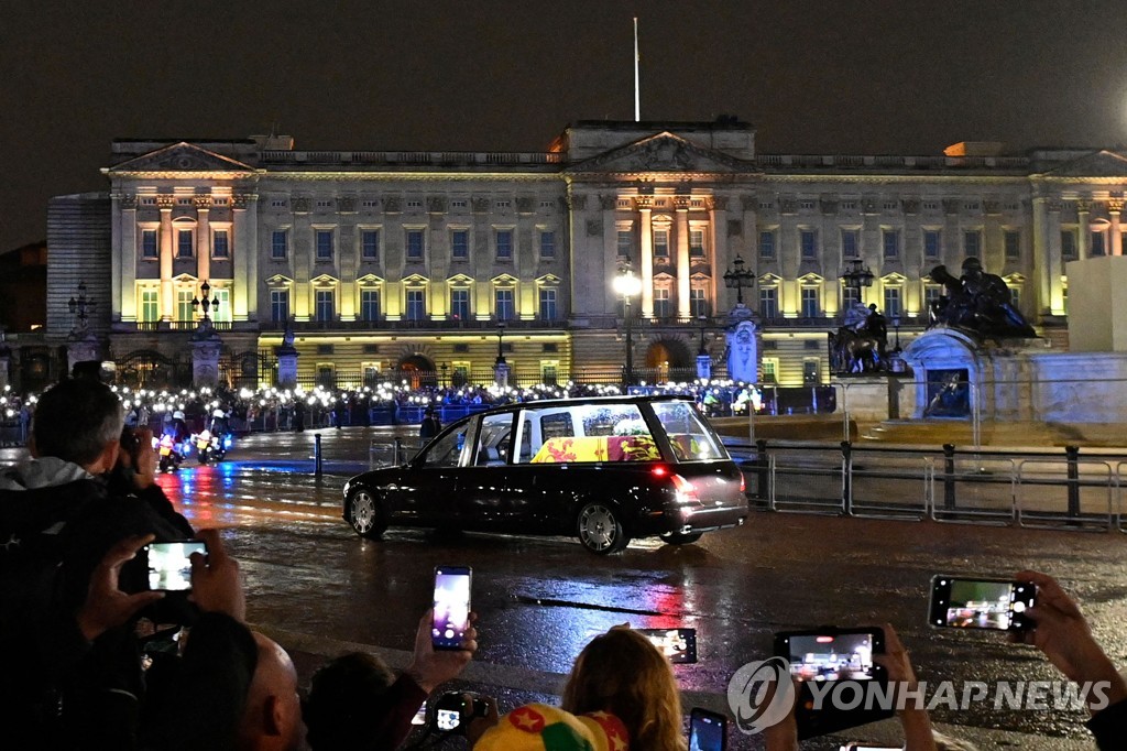 英여왕 버킹엄궁 도착…내일부터 웨스트민스터홀서 일반인조문(종합)