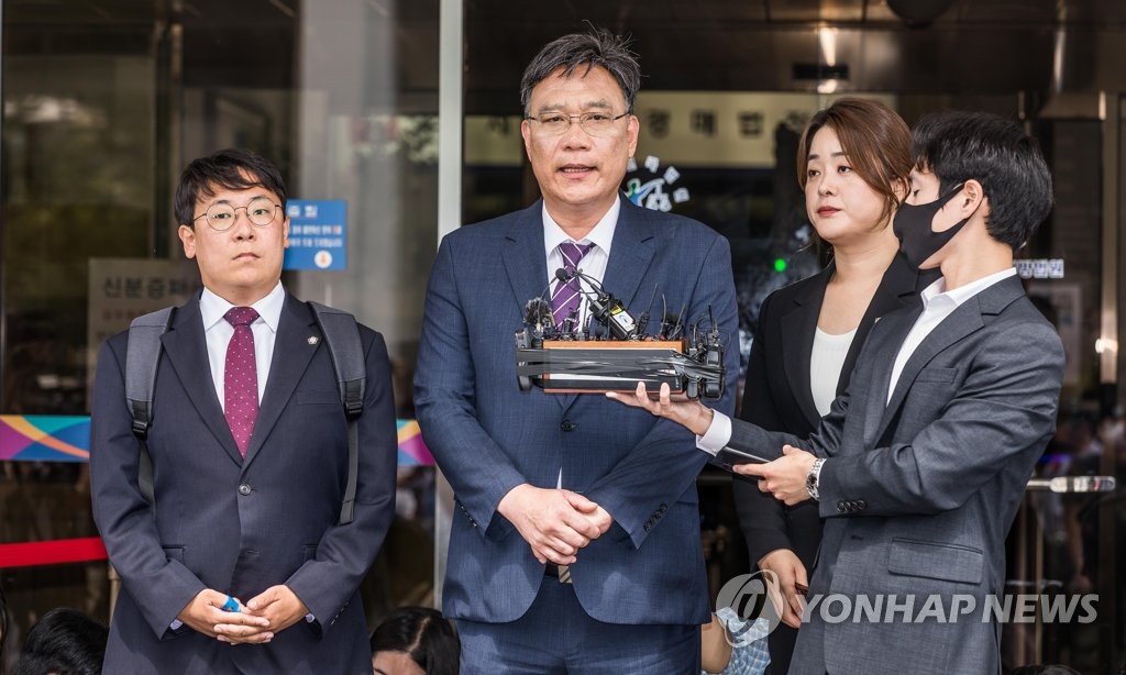 답변하는 이병철 변호사