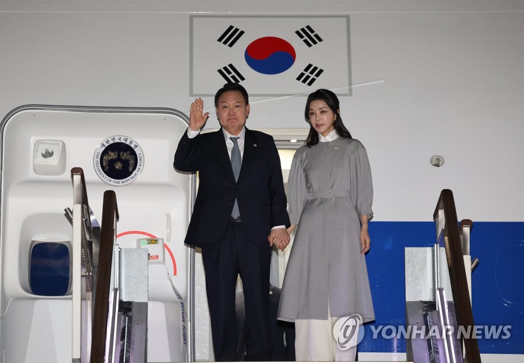 윤석열 대통령 내외, 3개국 순방 마치고 귀국