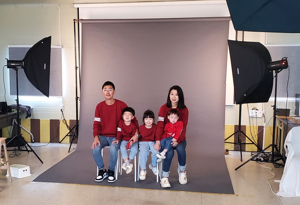 우리 식구 행복을 저장합니다…6천번째 다문화가족 사진촬영