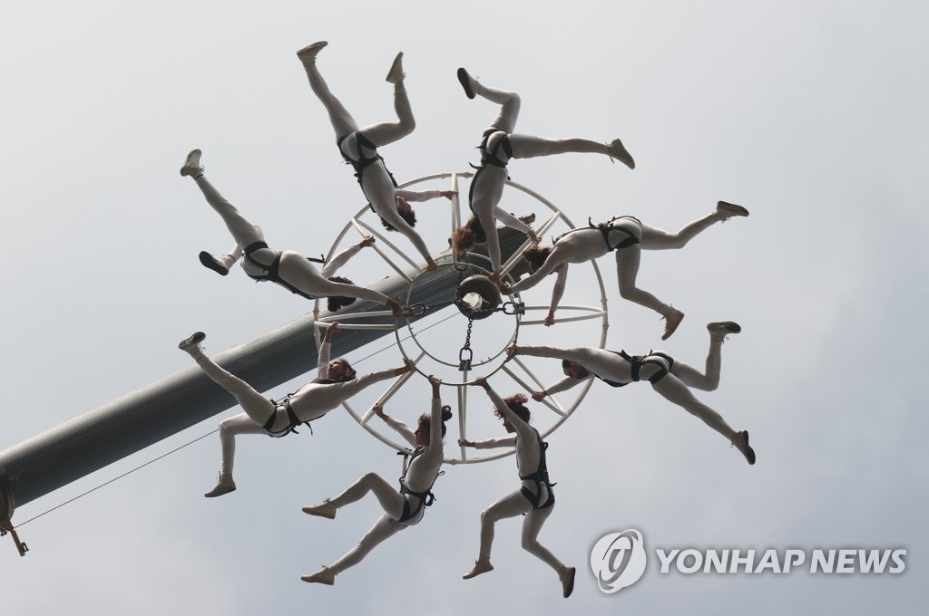 그룹 푸하의 카오스모스 공연