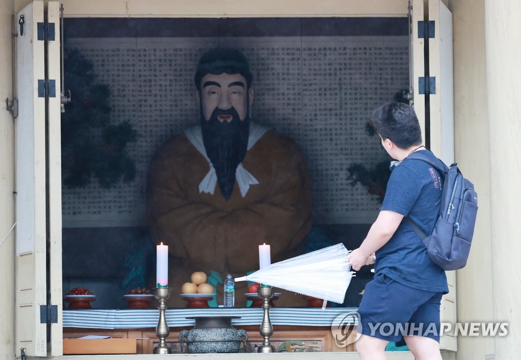 단군성전 찾은 외국인 관광객