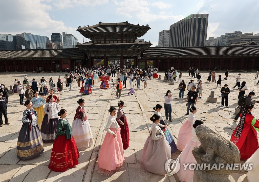 경복궁서 펼쳐진 한복 퍼레이드