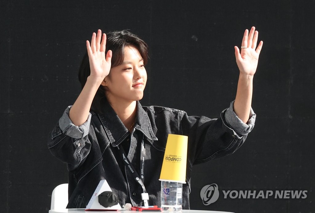 팬들과 인사하는 이연