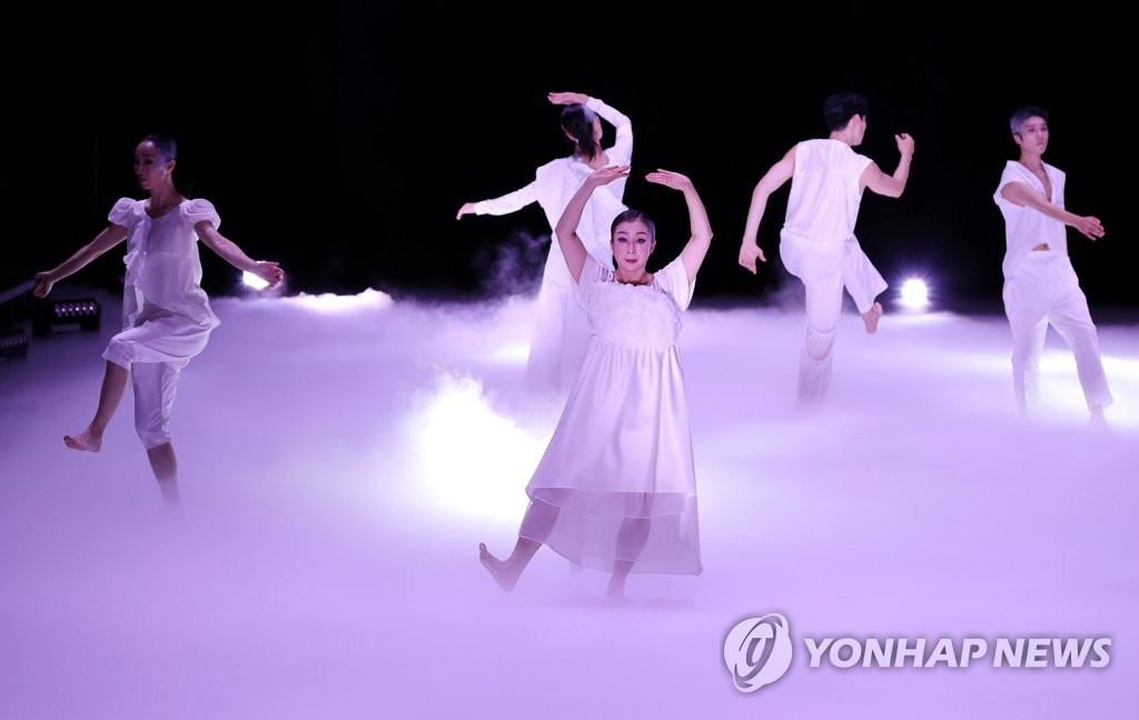꿈 같은 무대가 일깨우는 오감…피지컬 퍼포먼스 잠시 놀다
