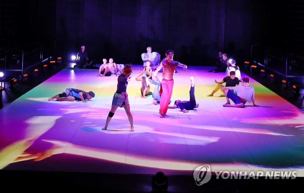 꿈 같은 무대가 일깨우는 오감…피지컬 퍼포먼스 잠시 놀다