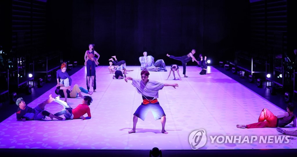 꿈 같은 무대가 일깨우는 오감…피지컬 퍼포먼스 잠시 놀다
