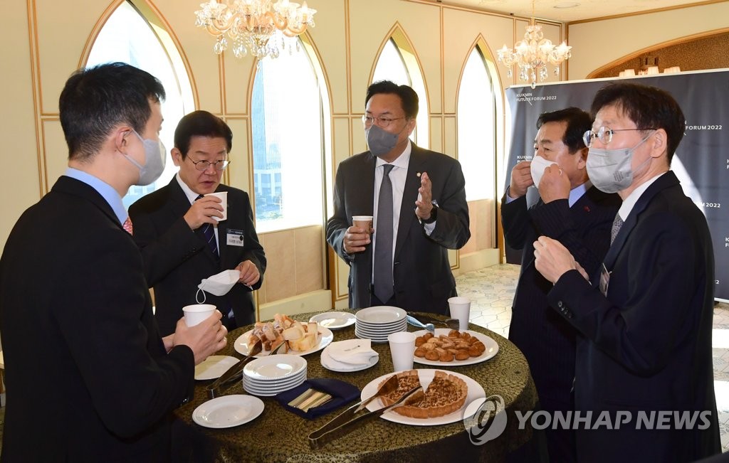국민미래포럼에서 조우한 여야 대표