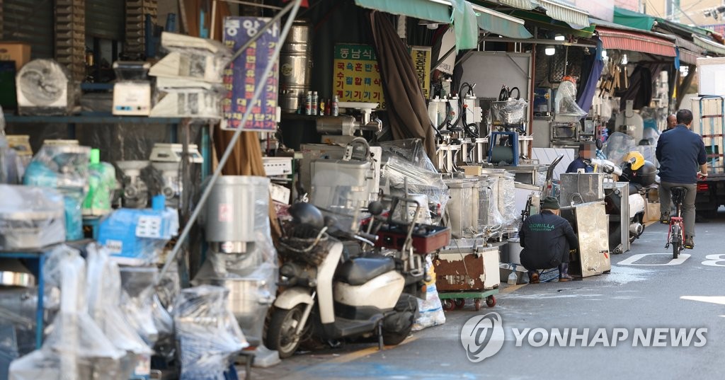 쌓여 있는 중고 주방기구들