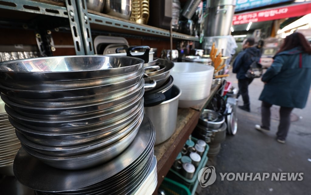 계속되는 경제 삼중고, 쌓여 있는 중고 주방기구들