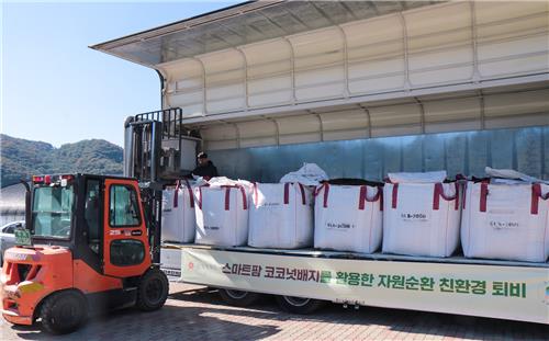 신세계푸드, 농가에 폐배지로 만든 퇴비 전달