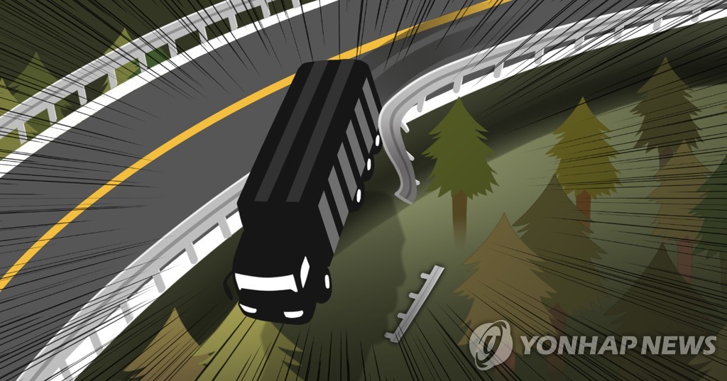 서순천IC서 트레일러 가드레일 충격…운전자 심정지