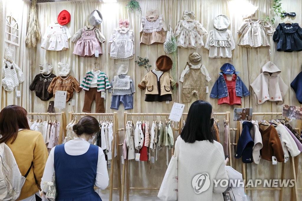 아동복 고르는 관람객들