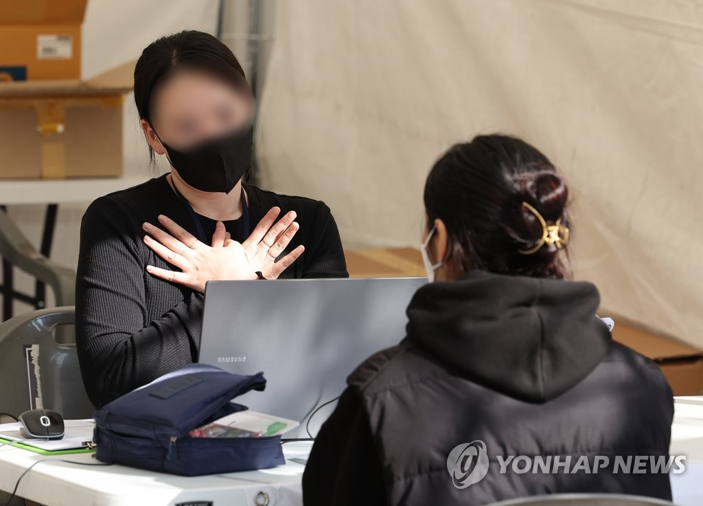 서울광장에 설치된 이태원 사고 심리지원 현장상담소