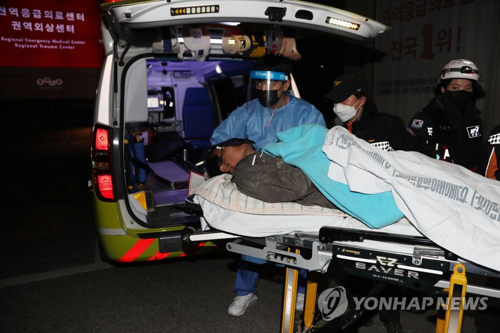 봉화 광산 고립자 생환…안동병원 도착