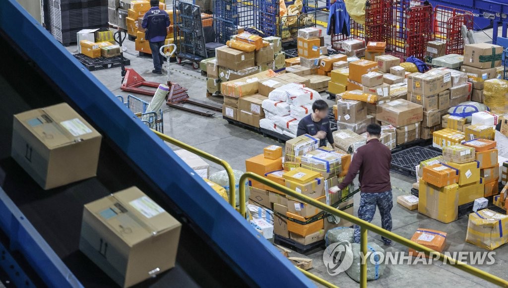 해외직구 성수기, 분주한 특송물류센터