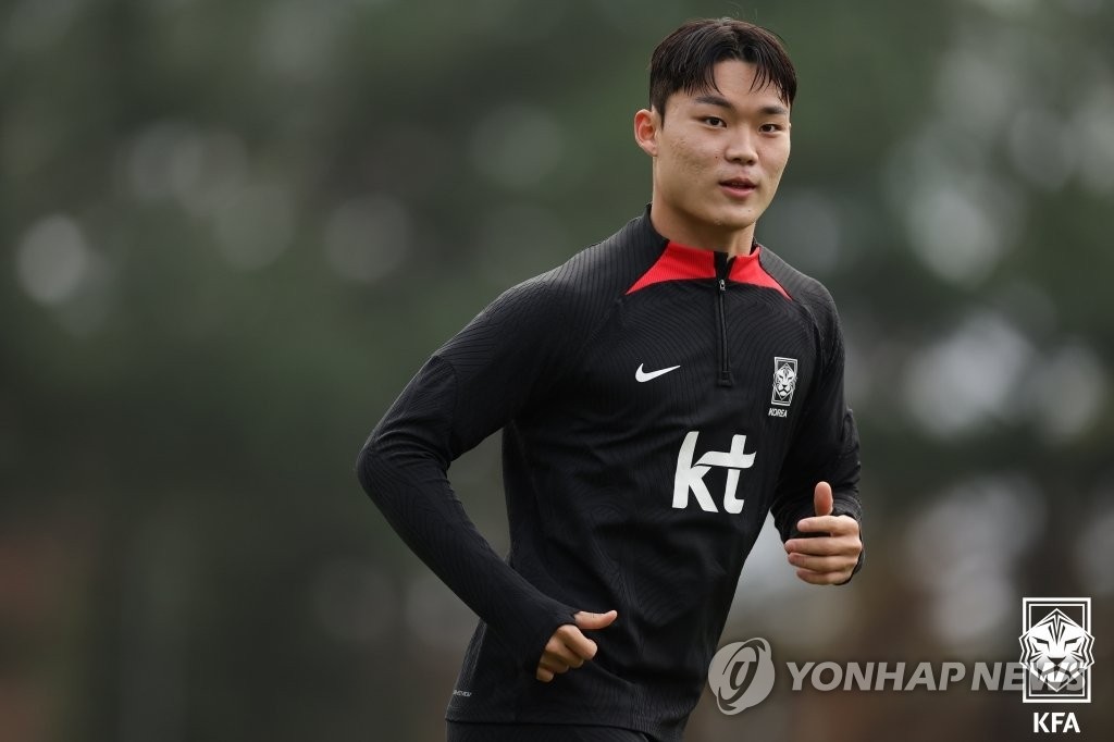 오현규 '훈련 전 몸풀기'