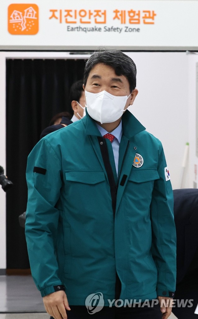 학생 안전체험교육원 방문하는 이주호 부총리