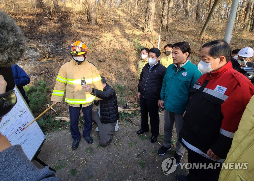 양양 헬기사고 현장서 설명 듣는 김진태 강원지사