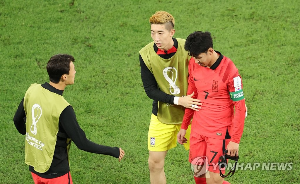 아쉬워하며 라커룸 향하는 손흥민