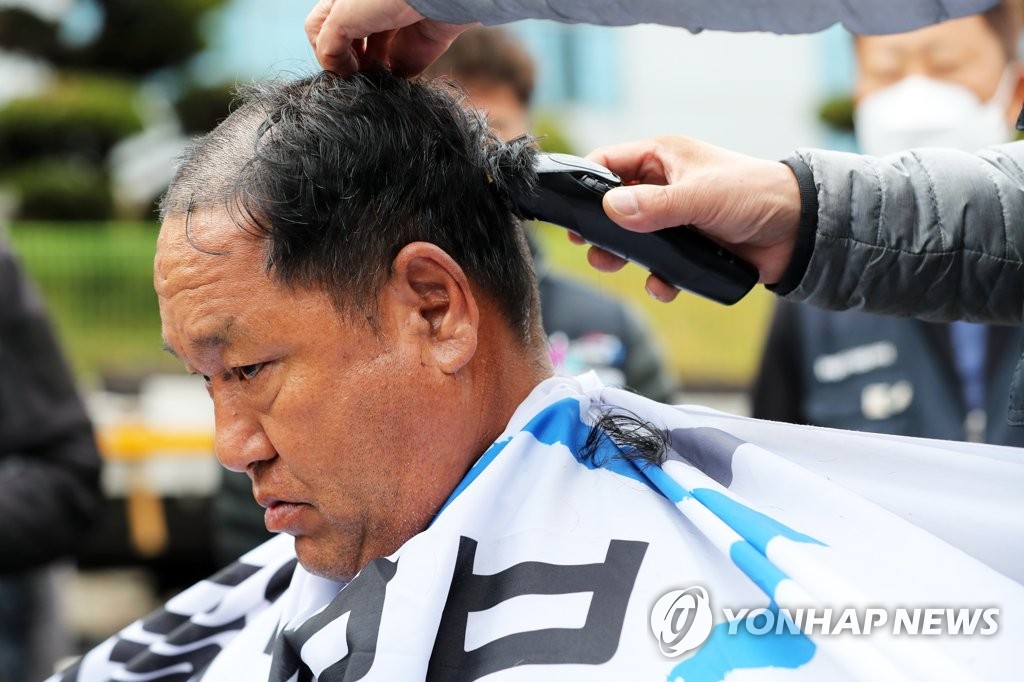 삭발하는 이기출 화물연대 포항본부장