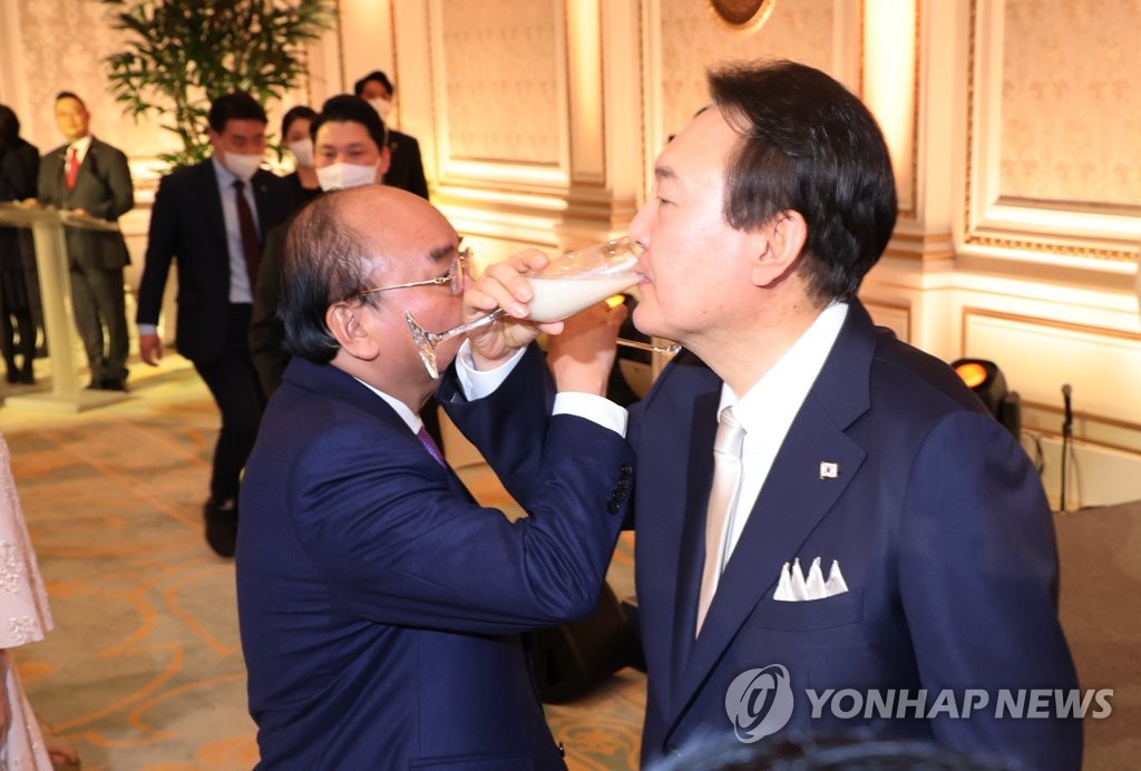 베트남 국가주석과 러브샷하는 윤석열 대통령