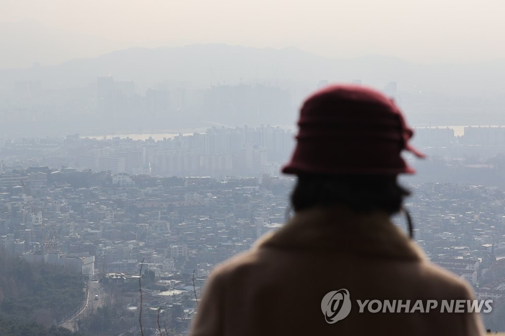 미세먼지로 덮인 서울
