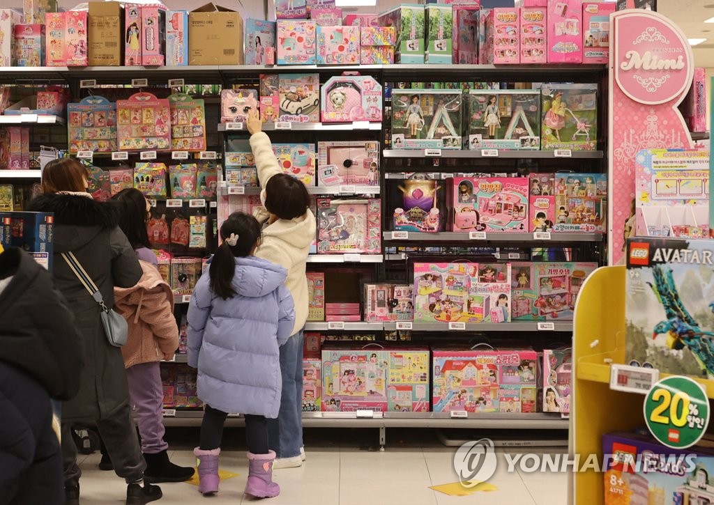 다가오는 성탄절, 붐비는 완구 매장