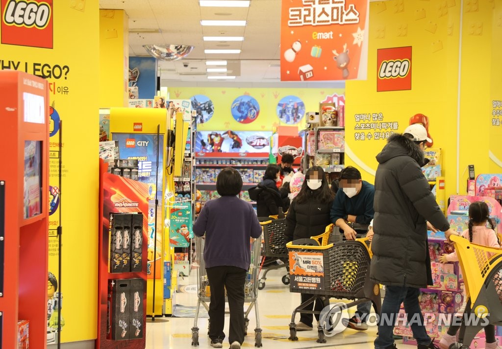 다가오는 성탄절, 붐비는 완구 매장