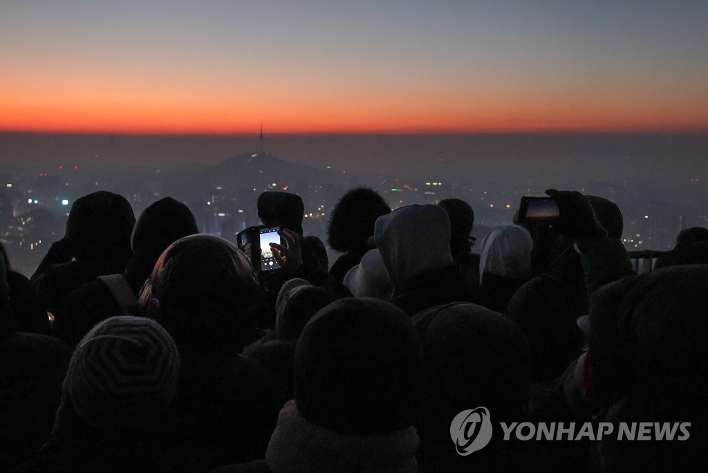 새해 일출 기다리며