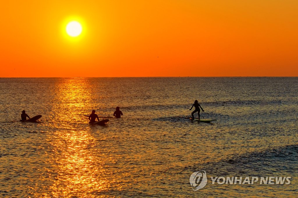 화진포 해변 일출 서핑