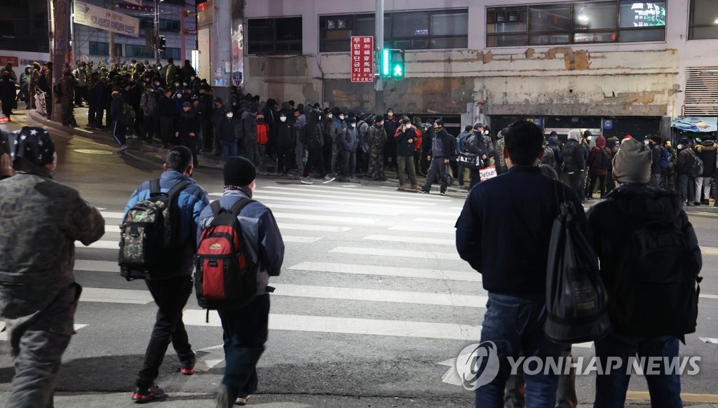 새해 첫 근무일, 인력시장에 모인 근로자들