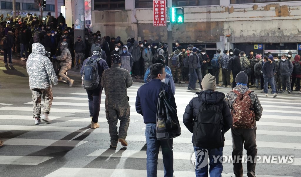 새해 첫 근무일, 인력시장에 모인 근로자들