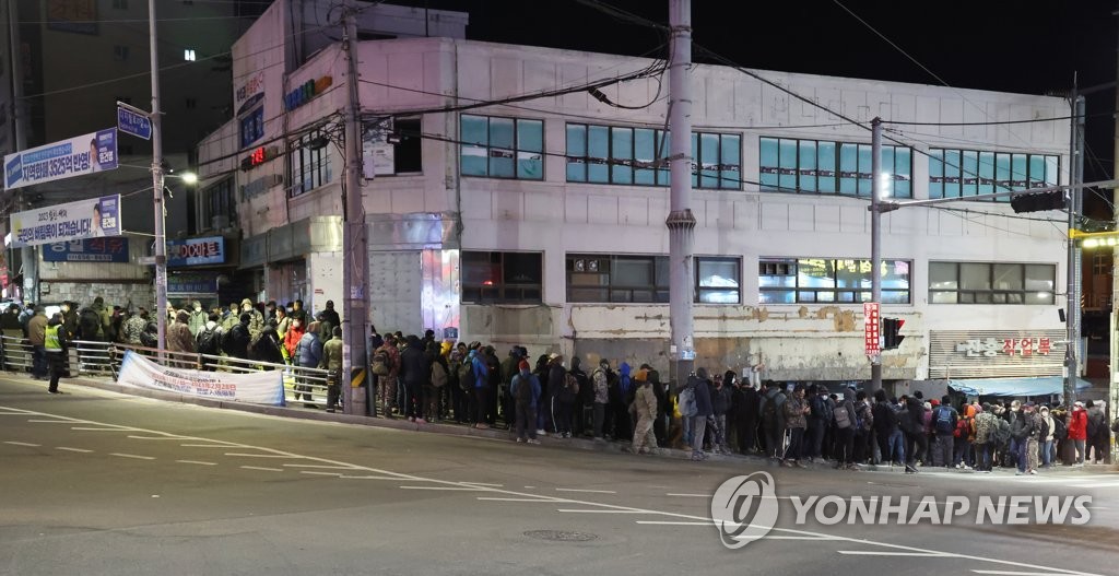 새해 첫 근무일, 인력시장에 모인 근로자들