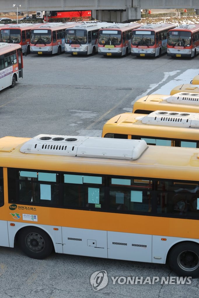 차고지에 세워져 있는 목포 시내버스