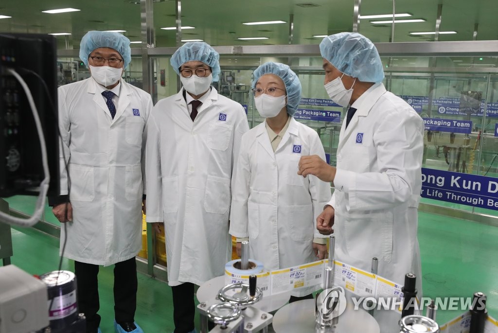감기약 생산시설 방문한 오유경 식약처장