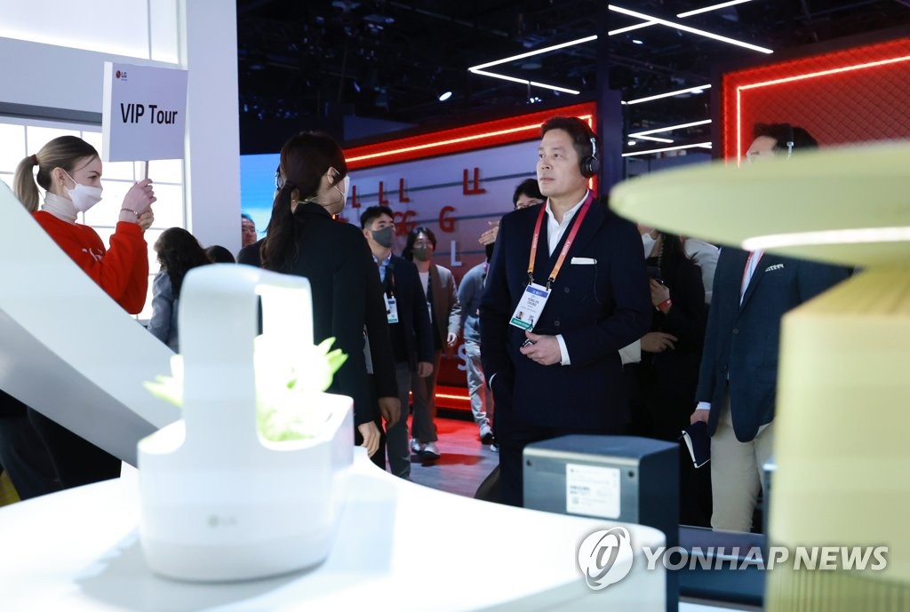 정용진 신세계 부회장, LG 전시관 VIP 투어