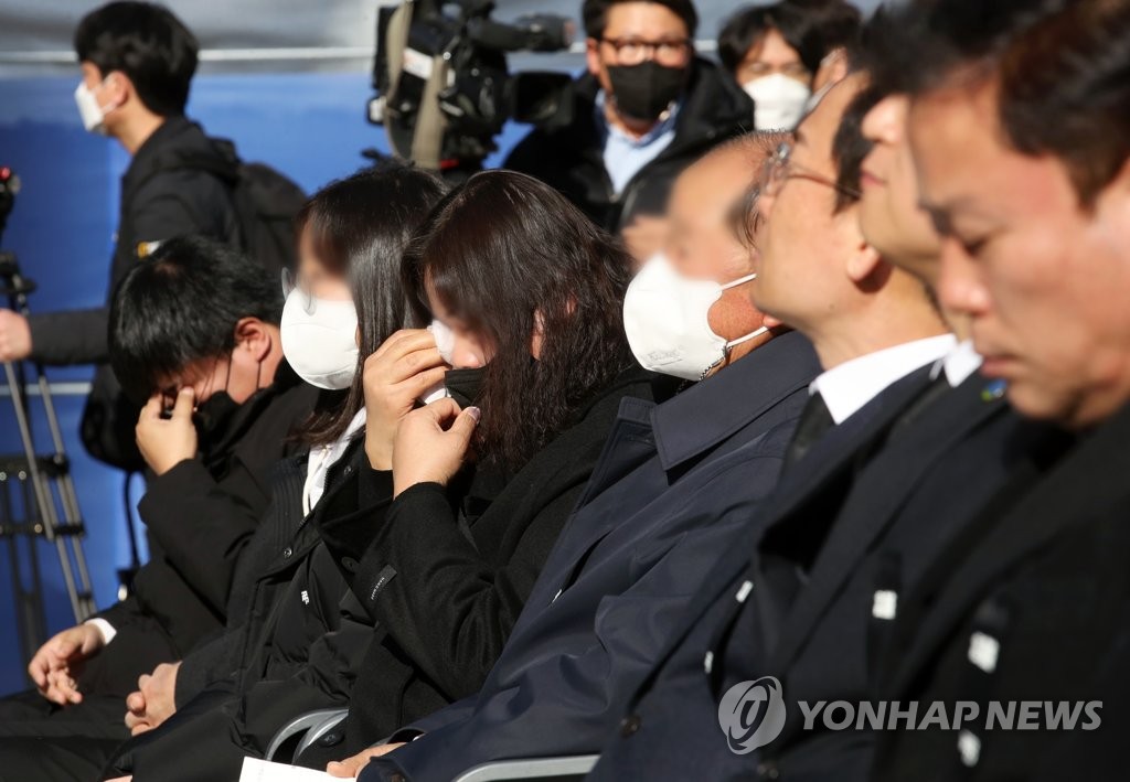 '붕괴사고 1주기' 눈물의 추모식