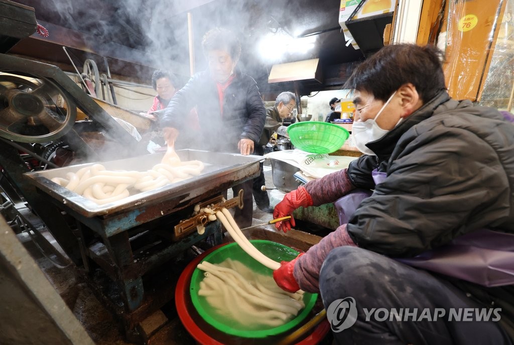 설 앞두고 가래떡 뽑기에 분주한 방앗간