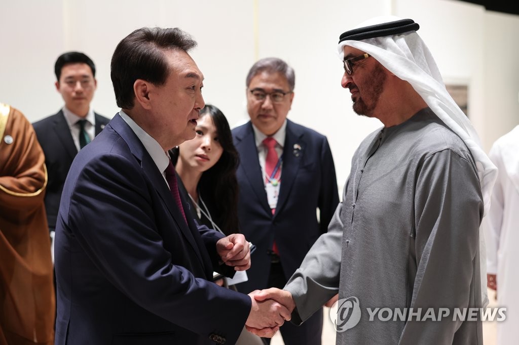 UAE 대통령과 악수하는 윤석열 대통령