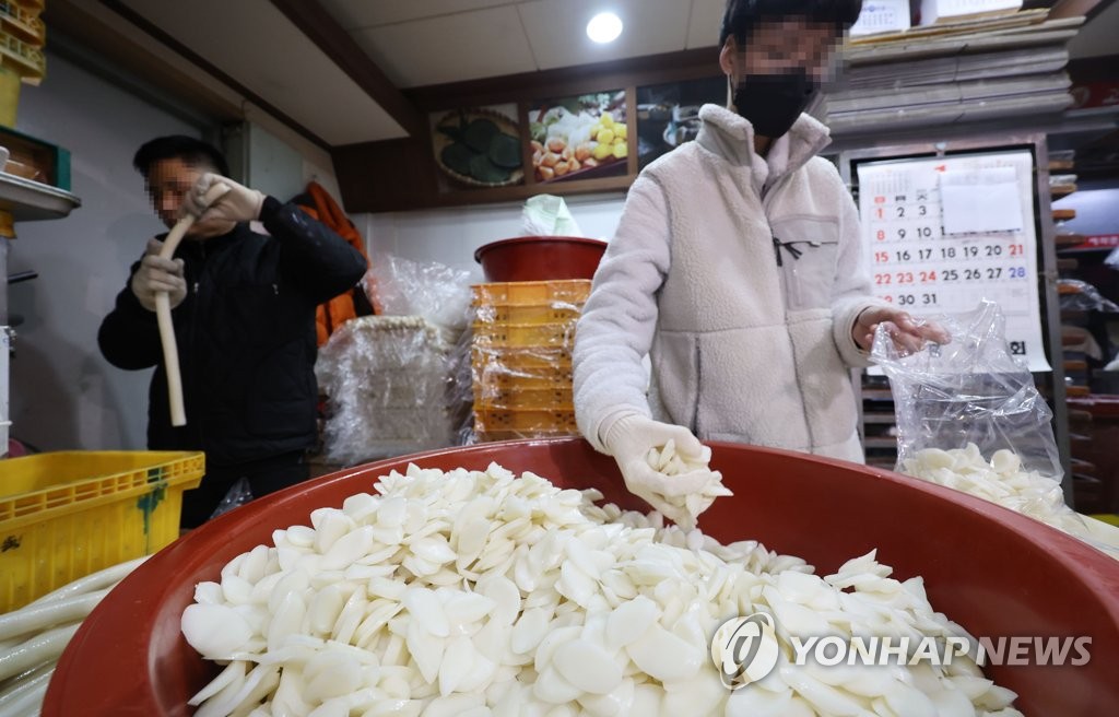 떡국떡 포장하는 방앗간 상인들