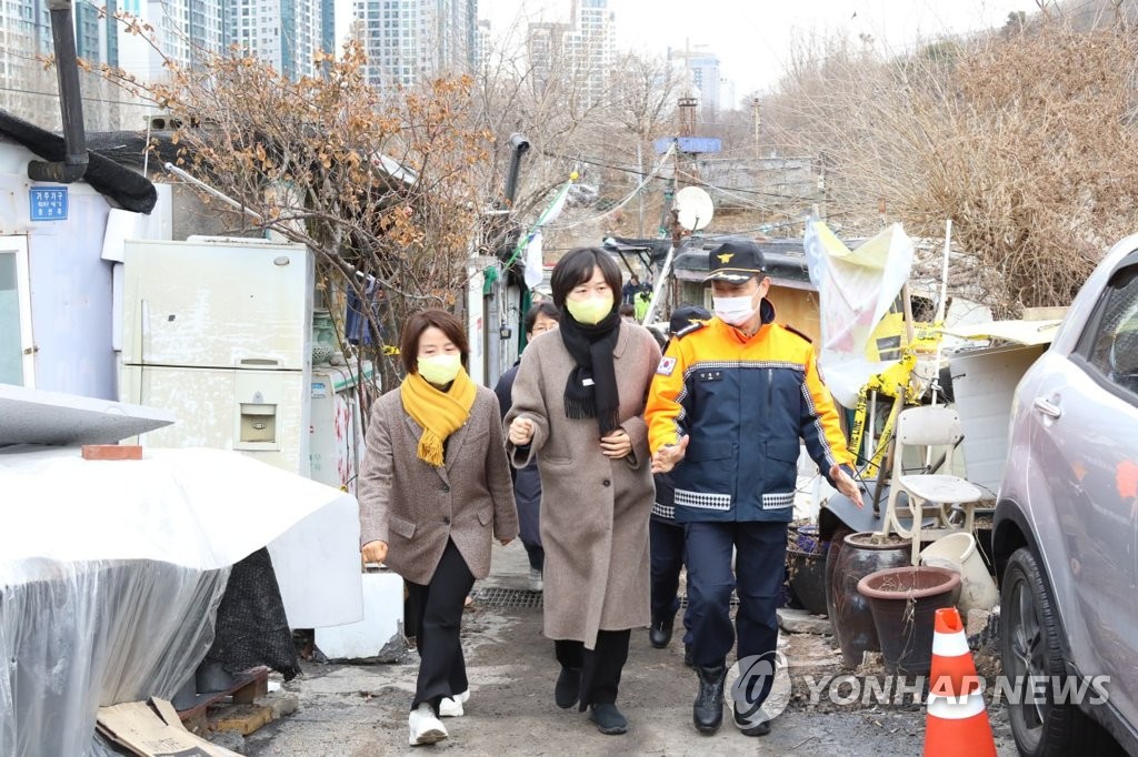 정의당 지도부, 구룡마을 화재 현장 방문