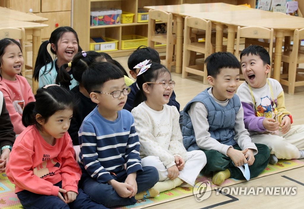 마스크 벗은 어린이집 아이들
