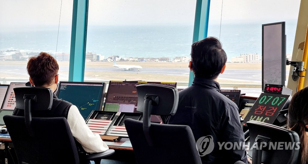 바쁘게 돌아가는 제주공항 관제탑